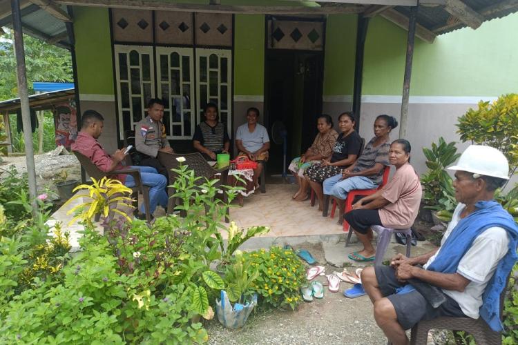 [ID] Sambangi Warga untuk Diskusi, Bhabinkamtibmas Kefamenanu Utara, TTU, Bripka M. Virmon, S. H., Laksanakan Patroli dan Binaan