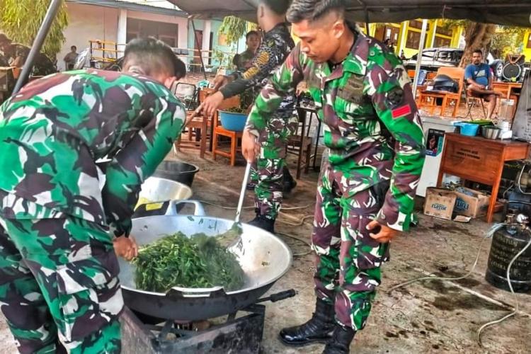 [ID] Dapur Lapangan Korem 161/Wira Sakti Bantu Warga Terdampak Erupsi Gunung Lewotobi Laki-Laki