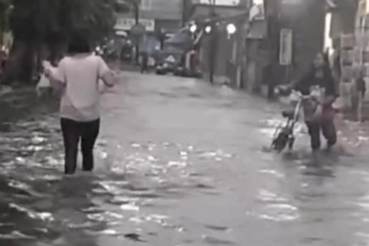 [ID] Bozem Simo Hilir Surabaya Jebol Akibat Hujan Deras, Permukiman Tergenang