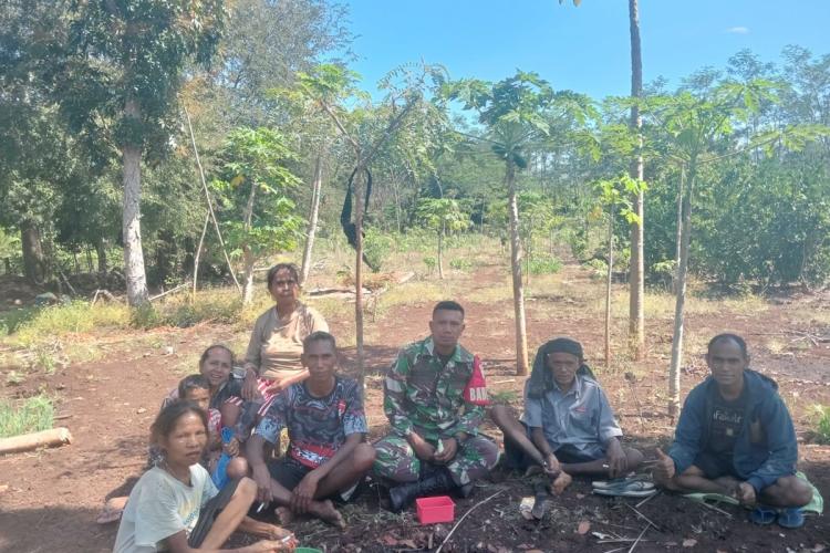 [ID] Kedekatan Kopda Roby Naisau dengan Masyarakat Desa Binaannya: Wujud Nyata Manunggalnya TNI dan Rakyat