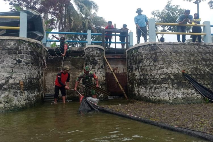 [ID] Babinsa Desa Sukosewu Bersama Warga Bersihkan Sumber Mata Air Telaga Urung-Urung