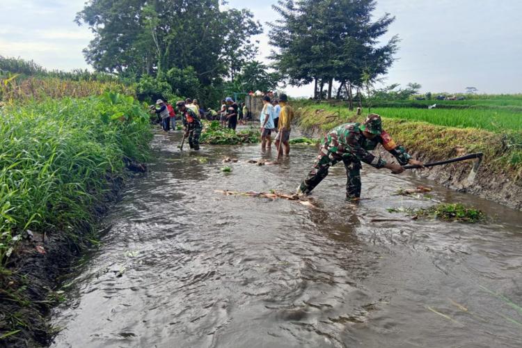 [ID] Lakukan Normalisasi Sungai Koramil 0808/02 dan Syukuran Dawuhan Bersama Warga