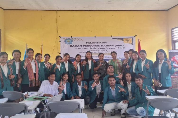 [ID] Natalia Si'i Resmi Dilantik Sebagai Ketua Himpunan Mahasiswa Prodi, Pendidikan Biologi, FKIP Universitas Timor