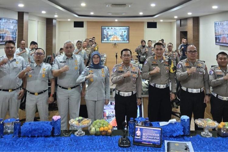 [ID] Tingkatkan Sinergi, Jasa Raharja dan Korlantas Polri Gelar Monev Penegakkan Hukum TW IV 2024 di Kepulauan Riau