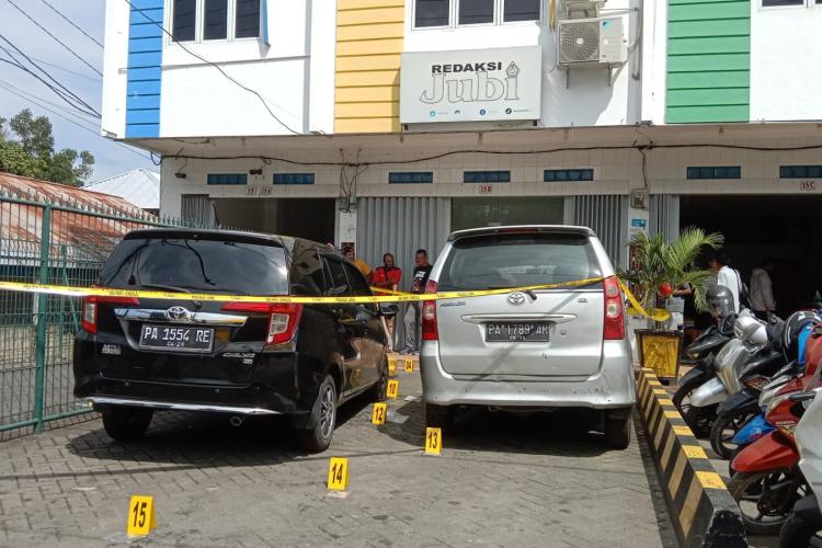[ID] Kantor Redaksi Jubi Dilempari Bom Molotov, 2 Mobil Terbakar