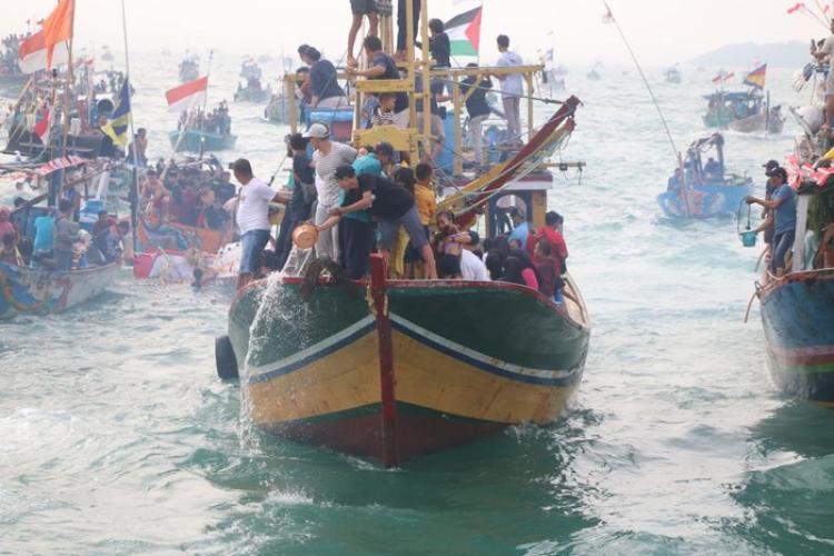 [ID] PESTA LOMBAN: Tradisi Sedekah Laut Masyarakat Karimunjawa
