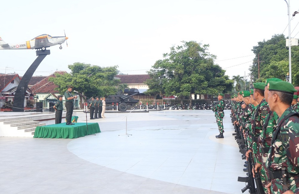[ID] Pimpin Upacara Bendera 17-an Bulan Maret 2025 Dandim 0808/Blitar Bacakan Amanat Pangdam V/ Brawijaya