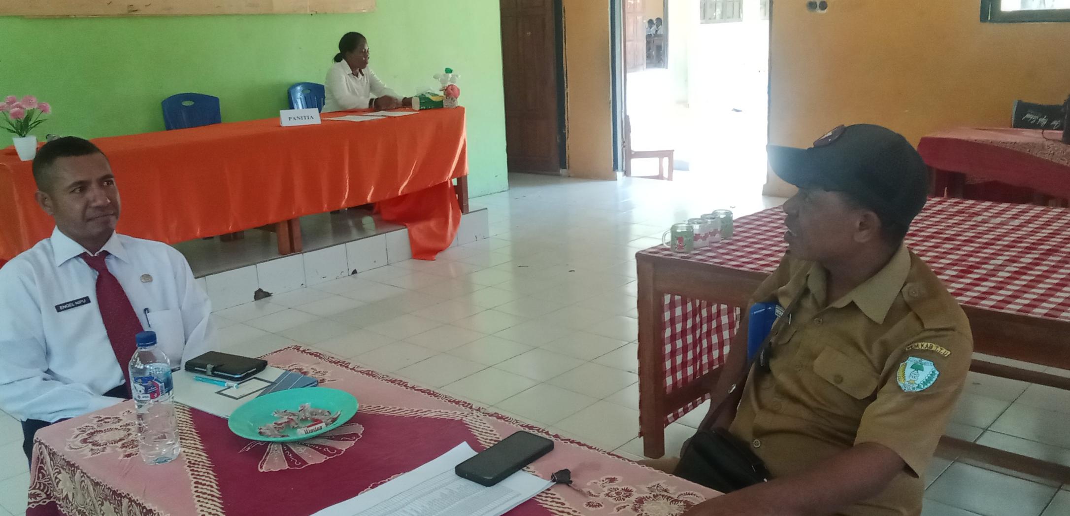 [ID] Pemdes Humusu Wini Tunjukkan Komitmen Dukung Pendidikan, Kades Tinjau Ujian Sekolah di SMP Negeri Wini