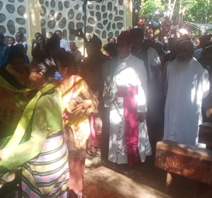 [ID] Umat Paroki Sta. Maria Pengantaraan Segala Rahmat Kiupukan Sambut Uskup Mgr. Dominikus Saku, Pr dengan Meriah