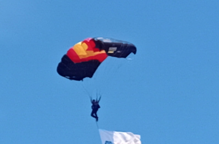 [ID] Aksi Heroik Terjun Payung Meriahkan HUT ke-103 Kota Kefamenanu