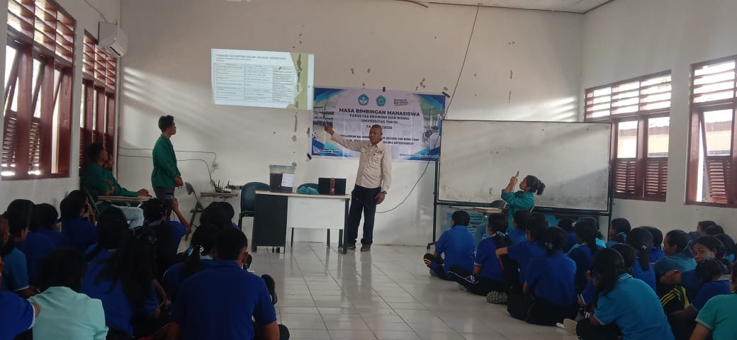 [ID] Plt Kadis Pertanian TTU Dorong Mahasiswa Unimor Cinta Lingkungan Lewat Pelatihan Eko Enzim