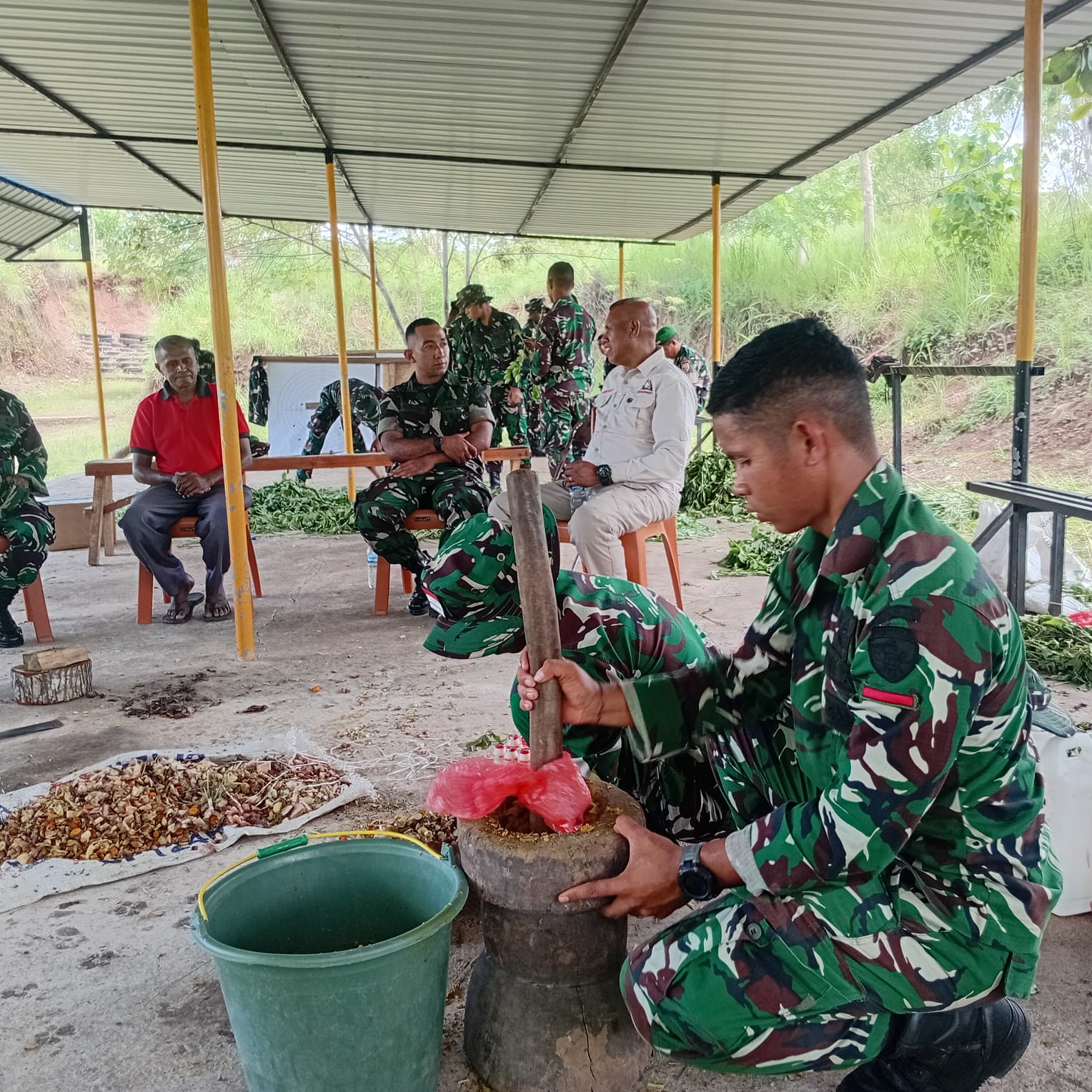 [ID] YNTM Bersama Plt Dinas Pertanian TTU dan Komunitas Eko Enzim Gelar Pelatihan Pupuk Ramah Lingkungan di Yonif 877 Binmaffo
