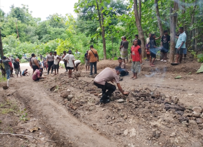 [ID] Sigap di Tengah Bencana: Raimas Polres TTU Buka Harapan Lewat Jalur Alternatif di Desa Naob