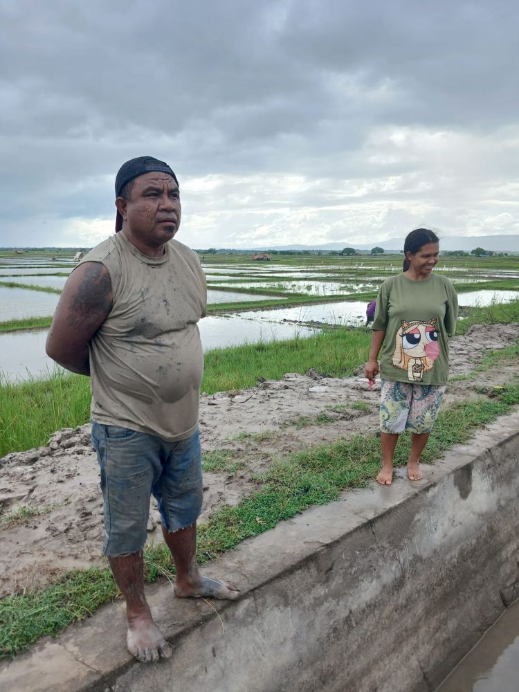 [ID] Petani Berlumpur di Hamparan Bena