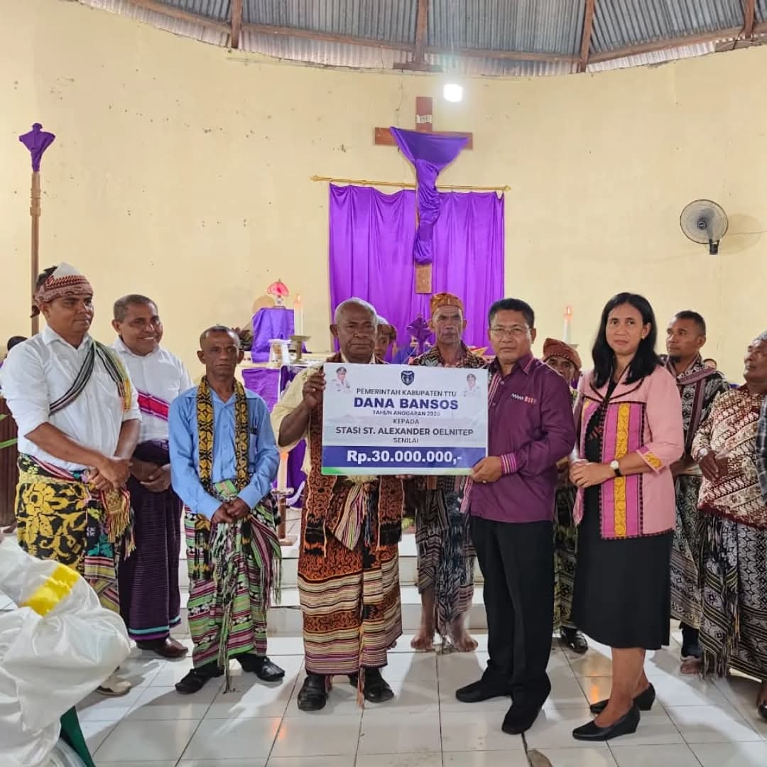 [ID] Wabup TTU Kamilus Elu Serahkan Bantuan untuk Kapela Oelnitep, Dorong Transparansi dan Pembangunan Umat