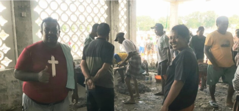 [ID] Menjaga Iman dari Hal Sederhana: Gotong Royong Warga Umatoos Rawat Gereja Jelang Paskah 2026