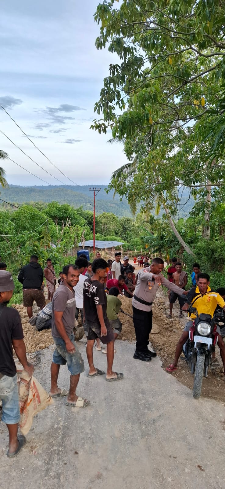 [ID] Polisi Turun Tangan! Kapolsek Sasitamean Pimpin Aksi Heroik Warga Perbaiki Jalan Rusak Penghubung Antar Kabupaten