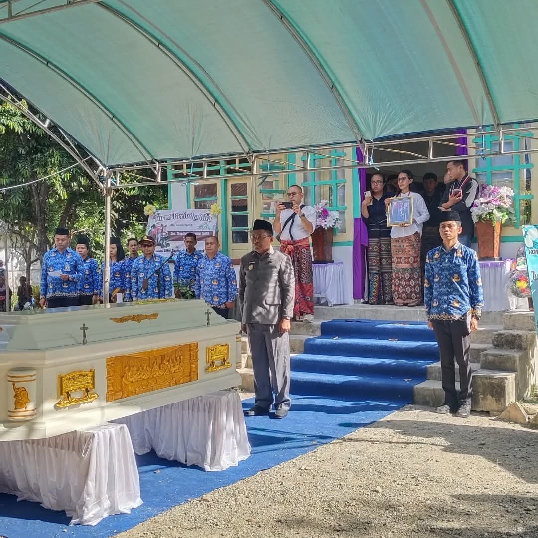 [ID] Mengantar ke Peristirahatan Terakhir, Wakil Bupati TTU Kenang Pengabdian Theodorus Lorenzo Taolin