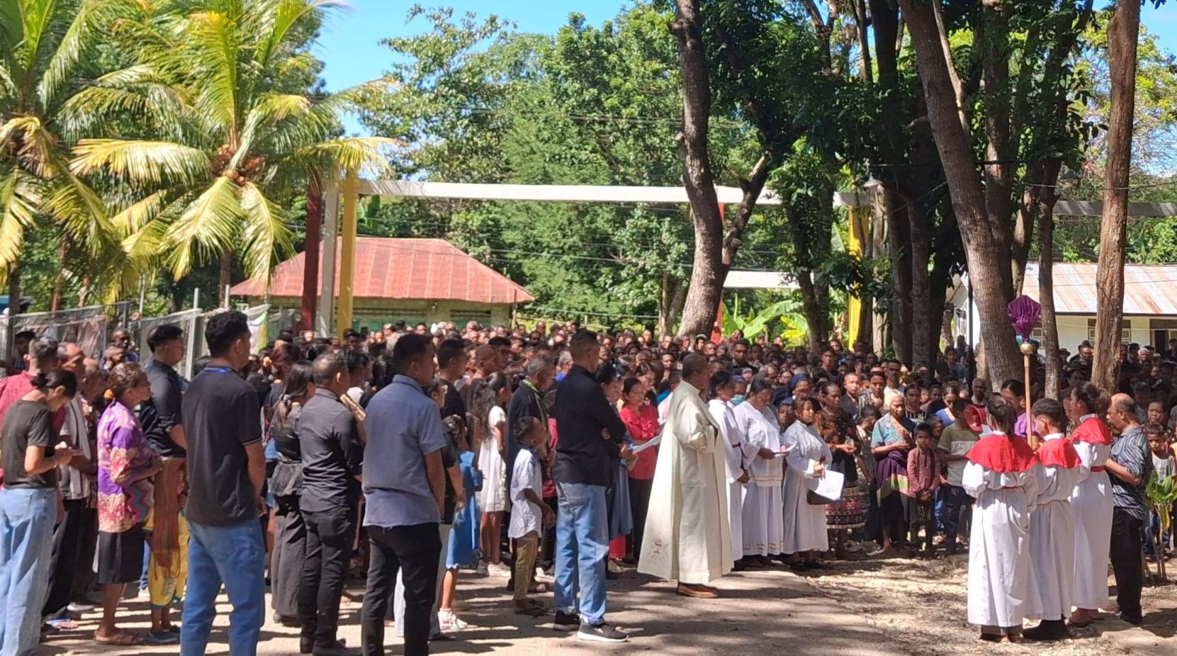 [ID] Ribuan Umat Ikuti Jalan Salib di Kiupukan, Pengamanan Aparat Berlangsung Aman dan Penuh Khidmat