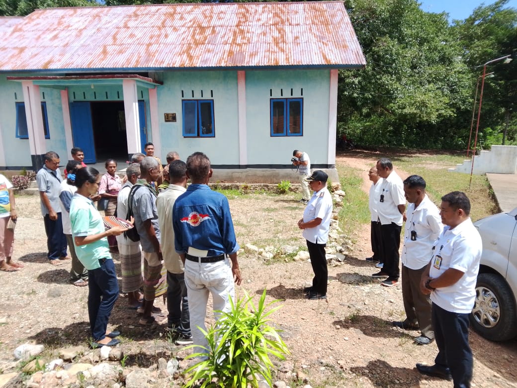 [ID] Camat Insana Turun Langsung ke Desa Nansean Timur: Tanam Kelapa, Kawal APBDes 2026, Tegaskan Transparansi dan Harmoni Sosial