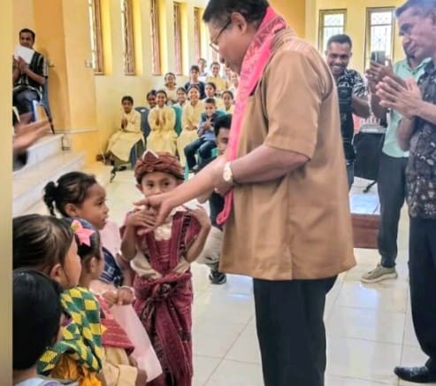 Wabup TTU Hadiri Misa Kerahiman Ilahi di Oenopu, Serahkan Bantuan dan Tekankan Kesadaran Pajak