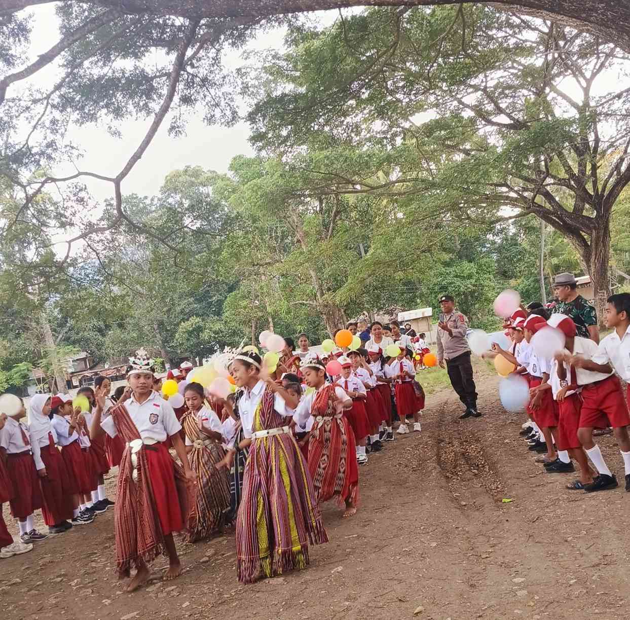 Pagar Betis dan Tarian Daerah Iringi Penyambutan Peserta Didik Baru di SDK Kiupukan 2